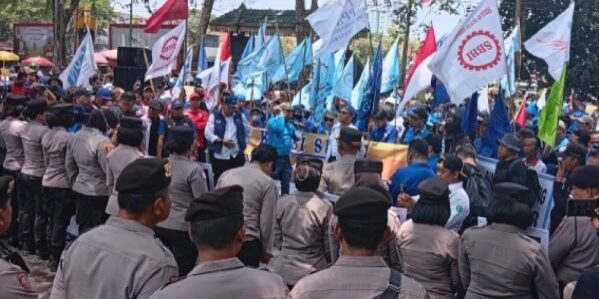 Buruh mengepung gedung DPRD Sumut, desak RUU Ketenagakerjaan Pro Buruh disahkan. (Foto: M.Yas)