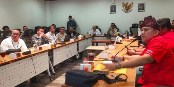 Pengacara SP PLN Dr. Redyanto Sidi Jambak, S.H., M.H. memberikan penjelasan saat rapat dengar pendapat di DPRD Sumut