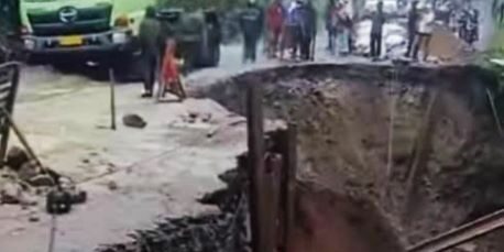 Jalan Sidikalang - Medan di kawasan hutan Lae Pondom Dairi amblas

