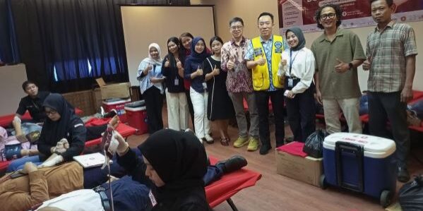 Business Development PANS Cabang Medan, Darmin, S.E., MBA foto bersama dengan karyawan PANS Cabang Medah pada kegiatan donor darah di Gedung Panin Bank Medan
