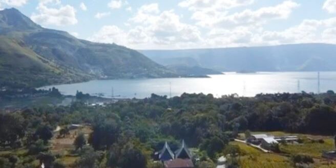 Desa Sait Ni Huta memiliki pemandangan indah di tepi Danau Toba menghadap ke Pusuk Buhit. (Foto: Fadmin Malau)