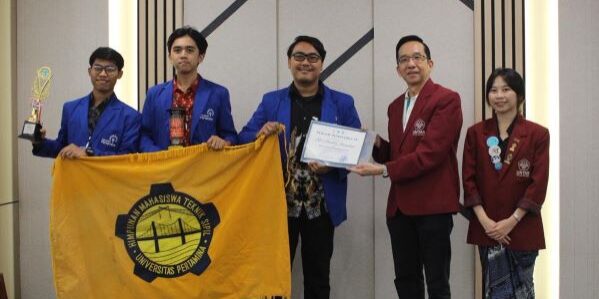 Mahasiswa Teknik Sipil UPER, Tim Crystal menerima penghargaan juara pertama lomba Estimasi Biaya Proyek pada Civil National Expo 2026. (Foto: Humas UPER)