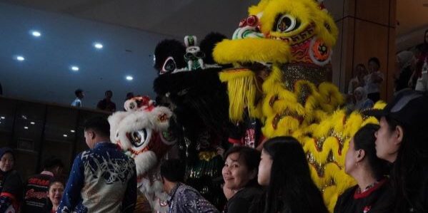 Atraksinya barongsai dari 5 sekolah mencoba berinteraksi langsung dengan pengunjung