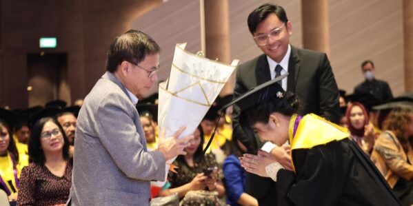 Dengan suara bergetar, Darni menyampaikan rasa terima kasihnya kepada dr Sofyan Tan

