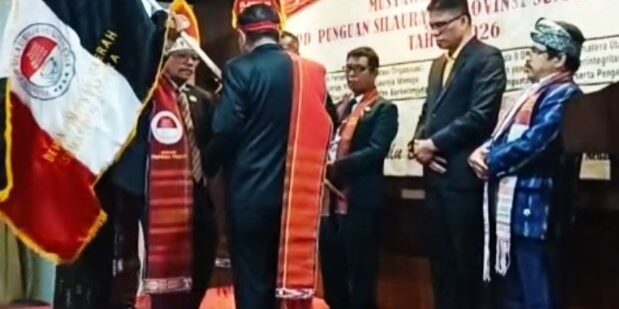 Penyerahan bendera pataka organisasi kepada Ketua DPD PSI Sumatera Utara masa bakti 2026–2030, Abosden Gurning