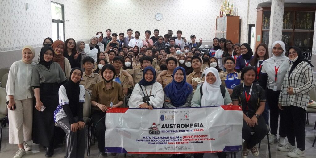Mahasiswa UPER dan UTP melaksanakan STEM Mini Camp dalam kegiatan Community Service Collaboration di SMAN 34 Jakarta