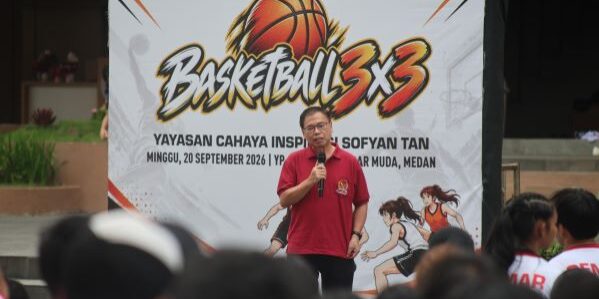  Sofyan Tan memberikan edukasi kesehatan, sebagai seorang dokter dijelaskannya manfaat lari pagi dan jalan kaki bagi tubuh manusia. (Foto: dok Humas ST Bhinneka)