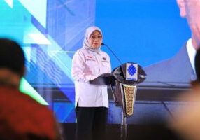 Menteri Ketenagakerjaan Ida Fauziyah memberikan sambutan saat menghadiri Rapat Koordinasi Nasional Satuan Tugas Pelindungan Pekerja Migran Indonesia, di Cikarang Kabupaten Bekasi Jawa Barat, Rabu (15/11/2023) 