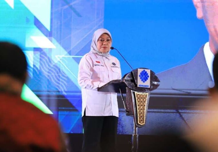 Menteri Ketenagakerjaan Ida Fauziyah memberikan sambutan saat menghadiri Rapat Koordinasi Nasional Satuan Tugas Pelindungan Pekerja Migran Indonesia, di Cikarang Kabupaten Bekasi Jawa Barat, Rabu (15/11/2023) 