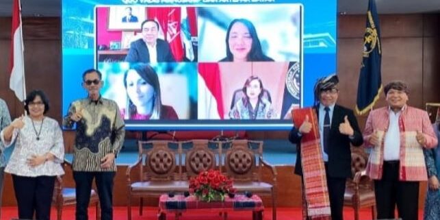 Para narasumber dan peserta seminar internasional Budaya Batak di UHN Medan berfoto bersama

