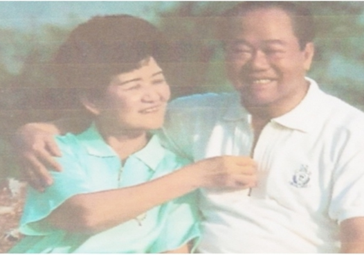 Eka Tjipta Widjaja bersama istrinya Loa Sok Hoa (Trini Dewi Lasuki) di Ancol (Sumber foto majalah Gatra edisi Januari 1992)
