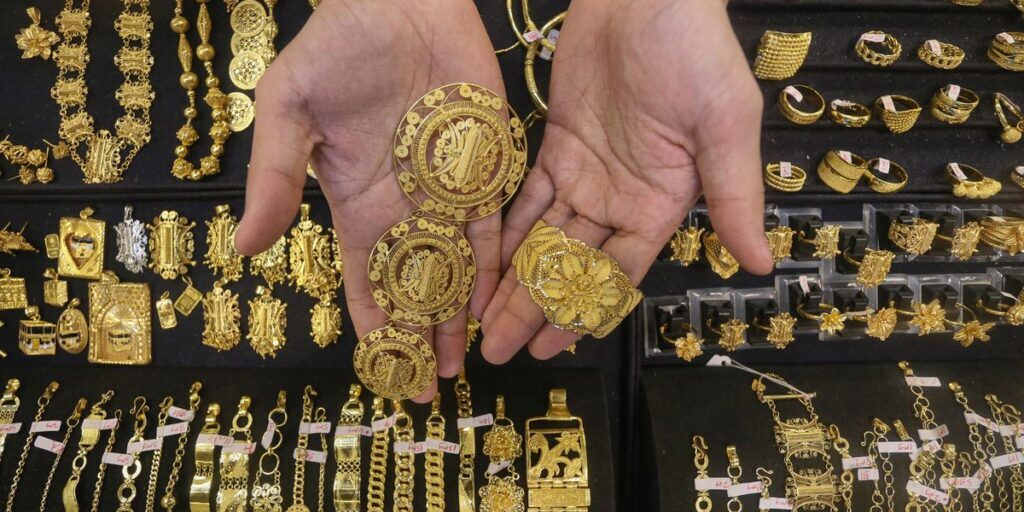 Ilustrasi emas perhiasan

