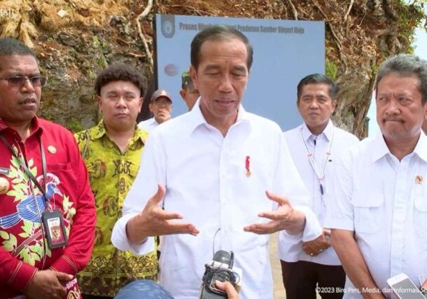 Presiden Joko Widodo ketika memberi keterangan kepada media di Biak Numfor, Papua, Kamis (23/11/2023). 