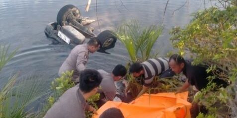 Polisi mengevakuasi korban kecelakaan tunggal terjun ke muara di Muara Sibulu Pal 7, Sosorgadong, Tapteng