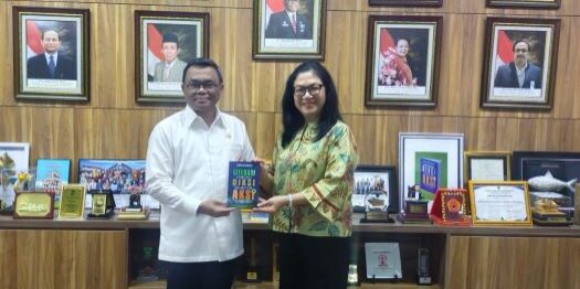 Rektor USM-Indonesia; Prof. Dr. Dra. Ivan Elisabeth Purba, SH, M.Kes (kanan) menerima penghargaan Program Magang Berdampak Nasional