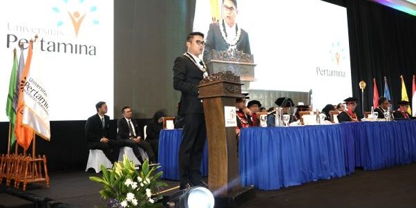 Direktur Penunjang Bisnis PT Pertamina (Persero) M.Erry Sugiharto memberikan sambutan dalam acara Wisuda ke-XIV Universitas Pertamina, di Gedung Sasana Kriya TMII, Senin (25/5/2026)


