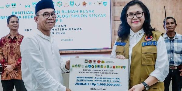 Anggota pengarah BNPB Prof. Dr. Ivan Elisabeth Purba, M.Kes secara simbolis menyerahkan bantuan pemerintah pusat kepada warga kota Medan terdampak bencana