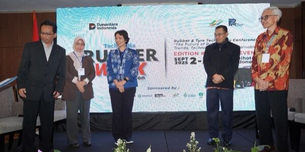 Dr. Laksmi sebagai pembicara dalam kegiatan Rubber Week diselenggarakan PT Perkebunan Nusantara