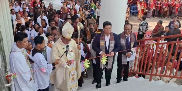 Uskup Agung Medan dan Bupati Samosir resmikan Gereja Katolik St. Paulus Saitnihuta Pangururan. (Foto: dok Humas Pemkab Samosir)
