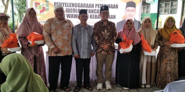 Anggota DPRD Kota Medan dari Fraksi PKS, Datuk Iskandar Muda, A.Md foto bersama sebelum melepas keberangkatan peserta 'Aisyiyah Cadre Camp ke Sibolangit. (Foto: Fadmin 