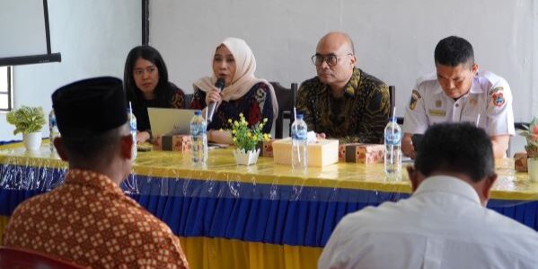 Dr. Farah dan tim peneliti Universitas Pertamina bersama peserta FGD di Kecamatan Batui Selatan, Luwuk, Sulawesi Tengah (2025)