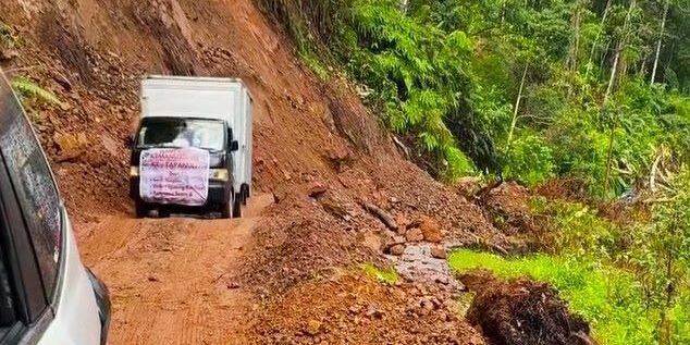 Sulitnya jalan yang dilalui untuk mendistribusikan bantuan banjir bandang dan longsor di Tapanuli Selatan