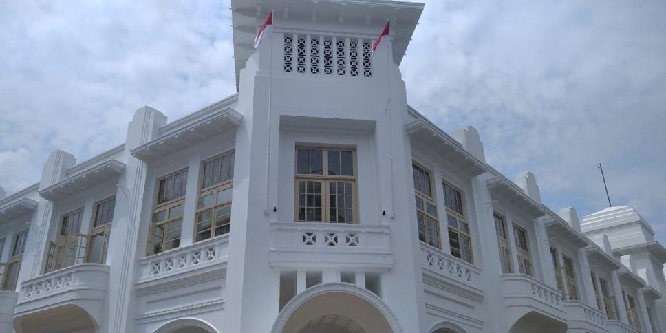 Gedung Warenhuis, di Kesawan Medan setelah direnovasi dan diresmikan kembali. (Foto: Fadmin Malau)

