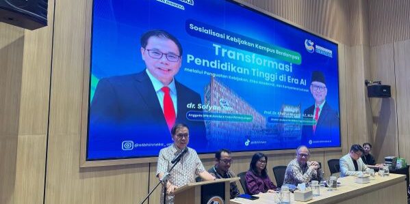 Anggota Komisi X DPR RI dr. Sofyan Tan memberikan arahan pada Sosialisasi Kebijakan Kampus Berdampak di Aula Djonny Taslim Kampus Satya Terra (ST) Bhinneka (Foto: dok Humas ST Bhinneka)


