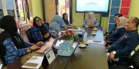 Wakasek Bidang Humas, Endang Setiahatiningrum bersama tim SMKN 1 Sooko, Mojokerto dialog dengan tim PT Pabrik Kertas Tjiwi Kimia dan RS Citra Medika usai sosialisasi pencegahan stunting