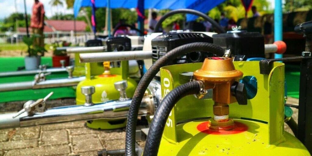 Gas LPG 3kg tengah diisi ulang di pusat pengisian gas.