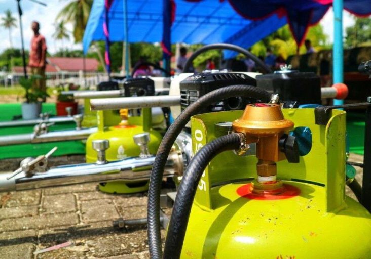 Gas LPG 3kg tengah diisi ulang di pusat pengisian gas.