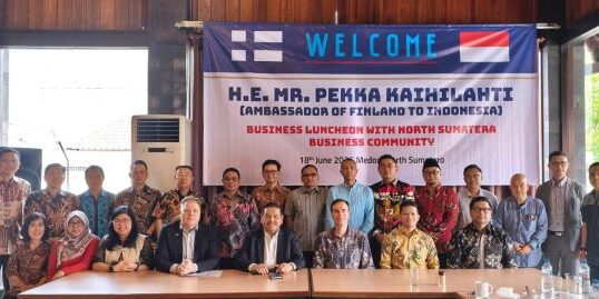 Dialog bisnis dan jamuan makan kunjungan kerja Dubes Finlandia H.E. Mr. Pekka Kaihilahti, ke Medan berfoto bersama