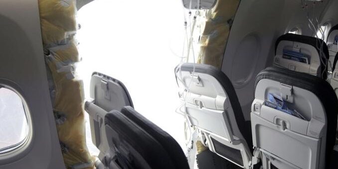 pintu emergency exit pesawat 