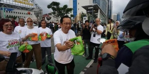 Direktur APP Group, Suhendra Wiriadinata saat membagikan takjil di kawasan Sinar Mas Land Thamrin menjelang waktu berbuka puasa (Foto: Dokumentasi APP Group)

