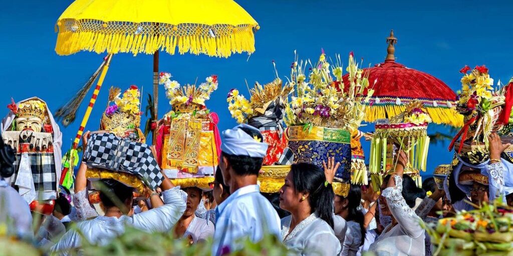 Umat Hindu mengikuti upacaraa keagamaan Hari Raya Galungan di Bali.