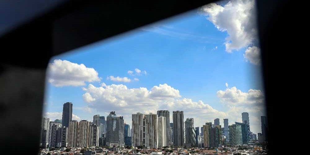 Suasana deretan gedung bertingkat dan perumahan padat penduduk di Jakarta

