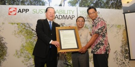 Chairman APP Teguh Ganda Wijaya (kiri), saat peluncuran Kebijakan Konservasi Hutan (FCP) APP