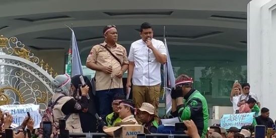 Ribuan driver ojol di Medan berunjuk rasa di depan Kantor Gubernur Sumut, Selasa (20/5/2025). 

