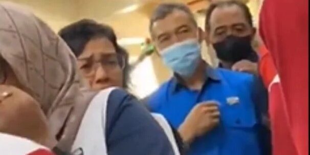Tangkapan layar video viral karyawan mengenakan seragam berwarna merah dan biru bertuliskan PT Gudang Garam menghadapi PHK Massal

