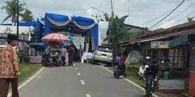 ilustrasi tenda hajatan menutup jalan