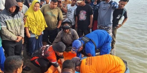 Tim SAR gabungan Batu Bara mengevakuasi korban yang hanyut di pantai Laksamana. 

