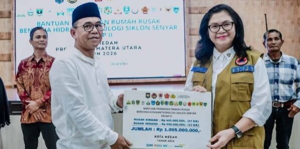 Wakil Wali Kota Medan, Zakiyuddin Harahap, menerima secara simbolis bantuan pemerintah pusat diserahkan Prof. Dr. Ivan Elisabeth Purba, M.Kes yang selanjutnya diserahkan kepada warga terdampak bencana