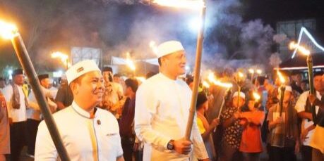 Pawai obor dalam menyambut hari raya Idul Adha Kamis (5/6/2025) malam

