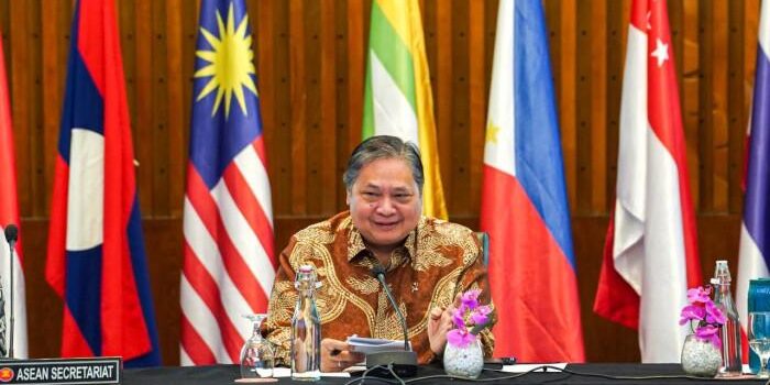 EKONOMI DIGITAL - Menteri Koordinator Bidang Perekonomian Airlangga Hartarto berbicara dalam The 14th ASEAN Digital Economy Framework Negotiating Committee Meeting, Selasa (7/10/2025). 


