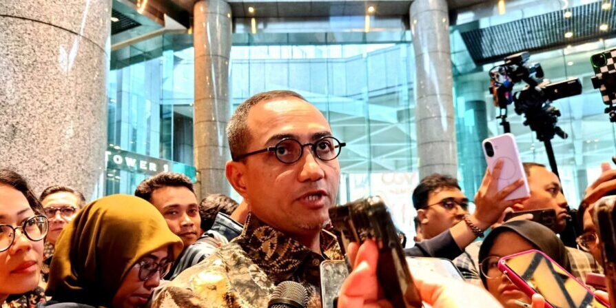 Pejabat Sementara Pengganti Kepala Eksekutif Pengawas Pasar Modal OJK, Hasan Fawzi, usai konferensi pers di kantor Bursa Efek Indonesia (BEI), Jakarta, Rabu, 4 Februari 2026.