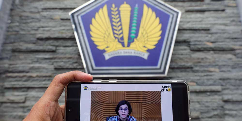 Menteri Keuangan Sri Mulyani Indrawati (dalam layar) memberikan pemaparan dalam konferensi pers virtual APBN KITA di Jakarta, beberapa waktu lalu.


