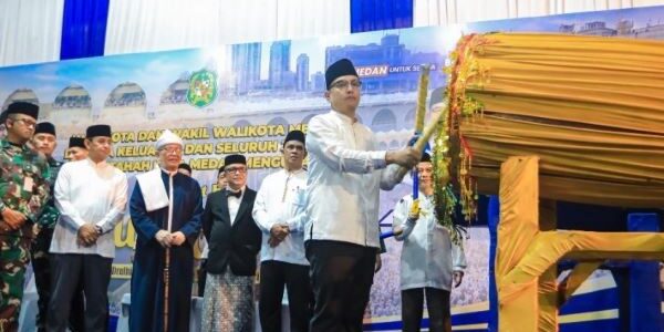 Wali Kota Medan, Rico Waas, menabuh bedug pada malam takbiran Iduladha 1447 H. (Foto: dok Humas Pemko Medan)

