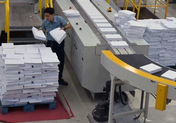 Pekerja tengah menata kertas hasil produksi Tjiwi Kimia. (Foto: dok. Tjiwi Kimia)