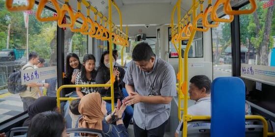 Mantan Walikota Medan Bobby Nasution dalam program One Day No Car bagi ASN di Medan. (Foto: dok Humas Pemko Medan)