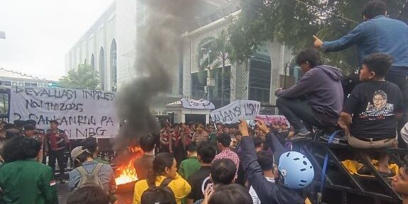 Mahasiswa di Medan Demo “Indonesia Gelap”